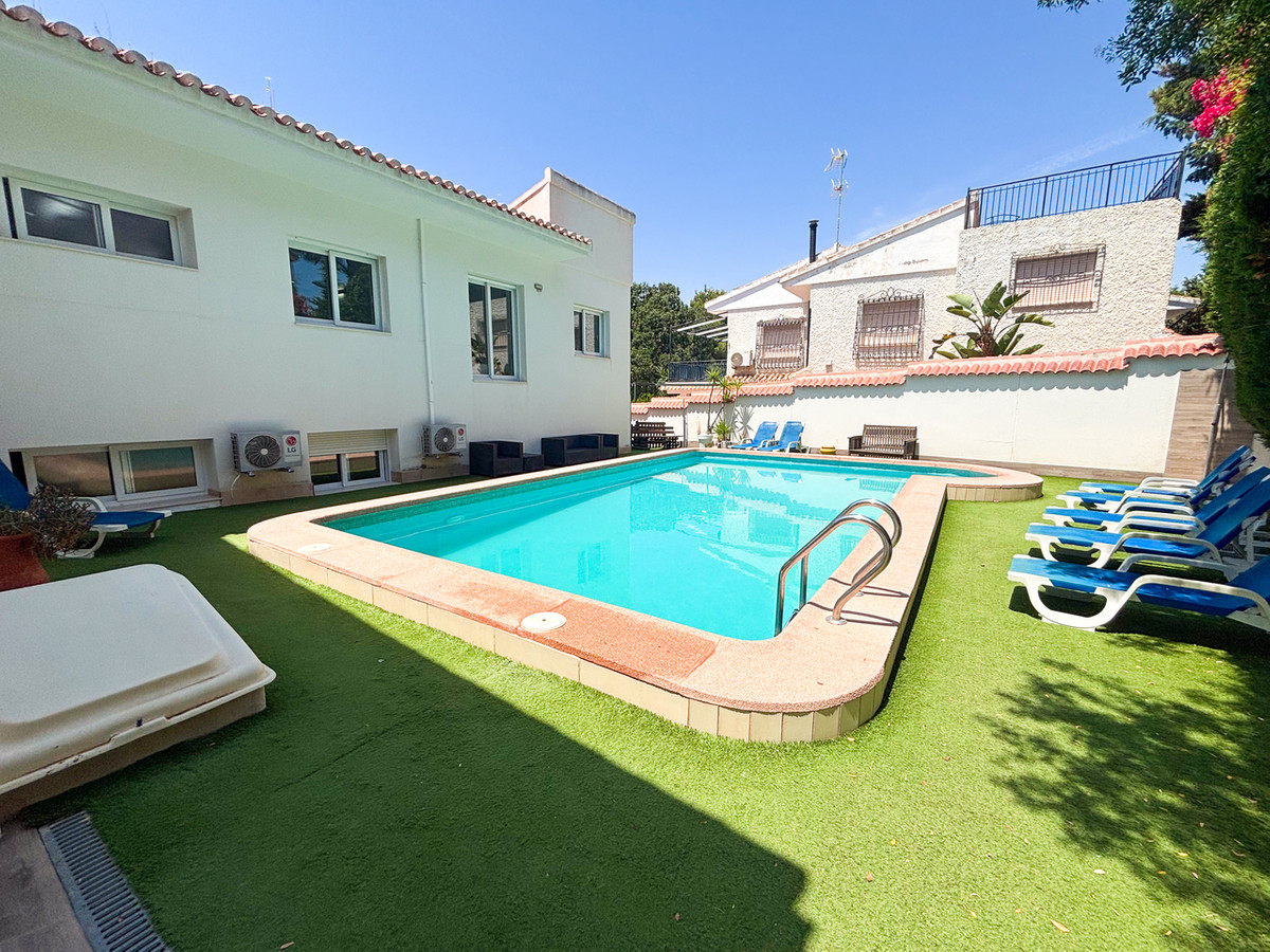 For sale - 7 Bedroom 4 Bathroom House - Detached Villa in Orihuela - Dehesa de Campoamor  - Alicante
