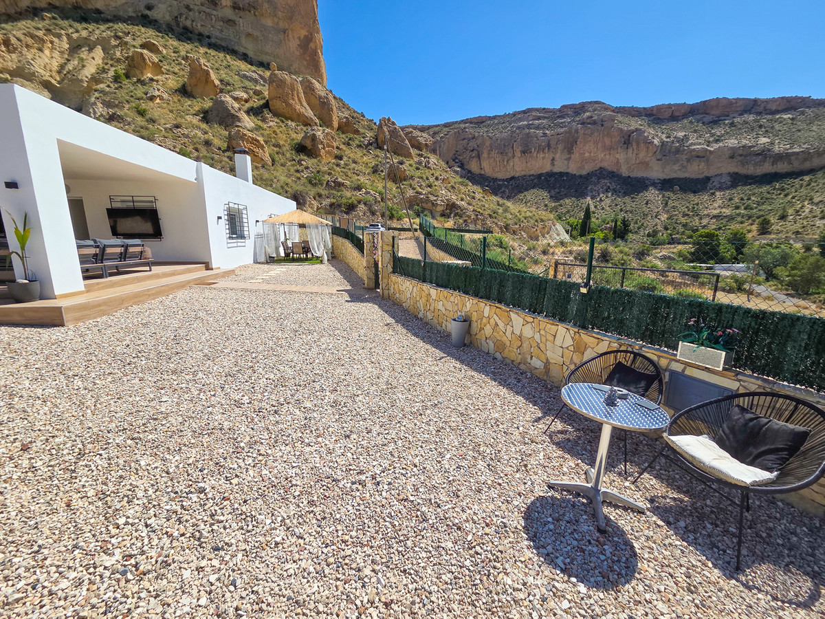 For sale - 3 Bedroom 1 Bathroom House - Detached Villa in Crevillente - Crevillent - Crevillente - Crevillent Centro  - Alicante