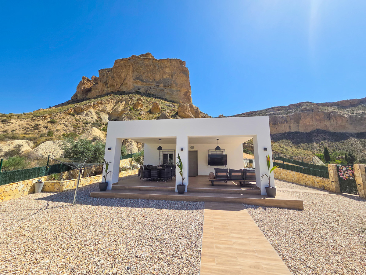 For sale - 3 Bedroom 1 Bathroom House - Detached Villa in Crevillente - Crevillent - Crevillente - Crevillent Centro  - Alicante