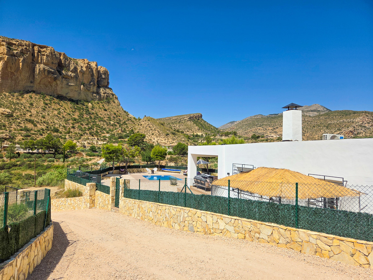 For sale - 3 Bedroom 1 Bathroom House - Detached Villa in Crevillente - Crevillent - Crevillente - Crevillent Centro  - Alicante