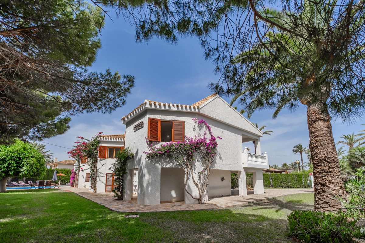 For sale - 4 Bedroom 3 Bathroom Villa in Cabo Roig - , Cabo Roig, Alicante, Spain - Alicante