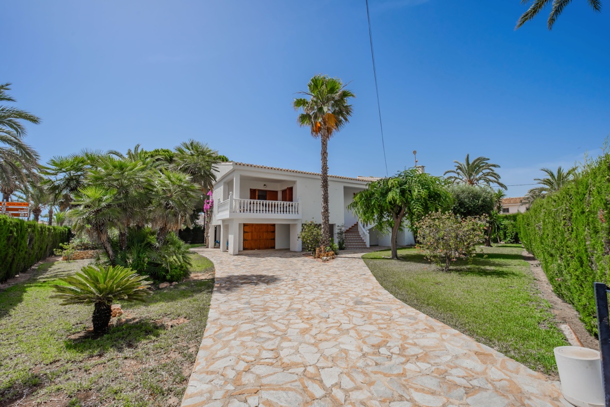 For sale - 4 Bedroom 3 Bathroom Villa in Cabo Roig - , Cabo Roig, Alicante, Spain - Alicante