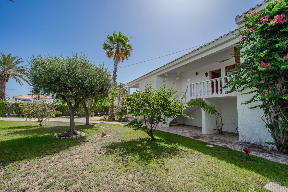For sale - 4 Bedroom 3 Bathroom Villa in Cabo Roig - , Cabo Roig, Alicante, Spain - Alicante