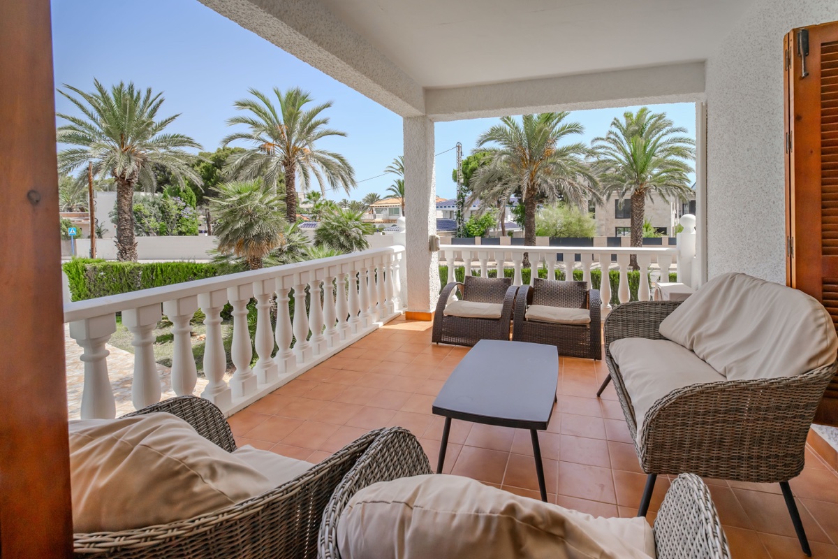 For sale - 4 Bedroom 3 Bathroom Villa in Cabo Roig - , Cabo Roig, Alicante, Spain - Alicante