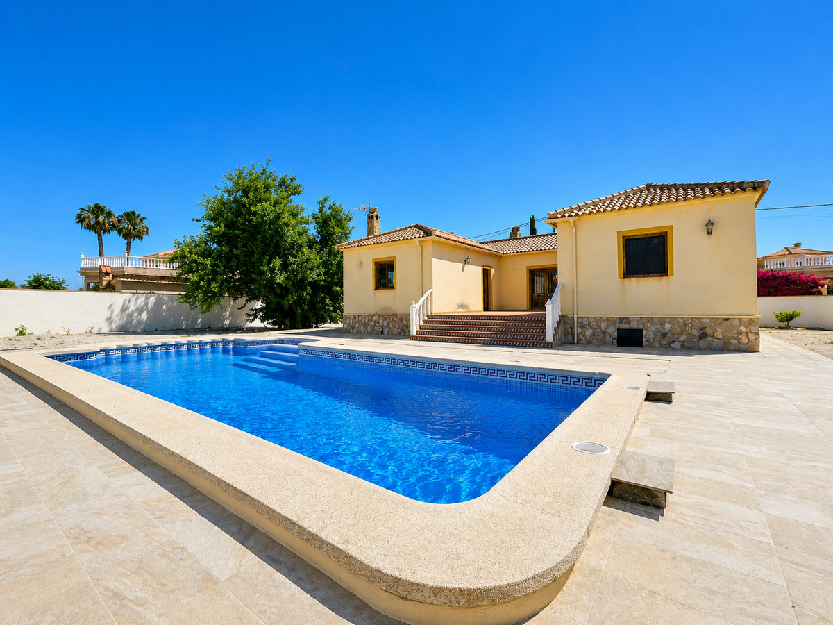 For sale - 4 Bedroom 3 Bathroom House - Detached Villa in Catral - Catral Centro  - Alicante