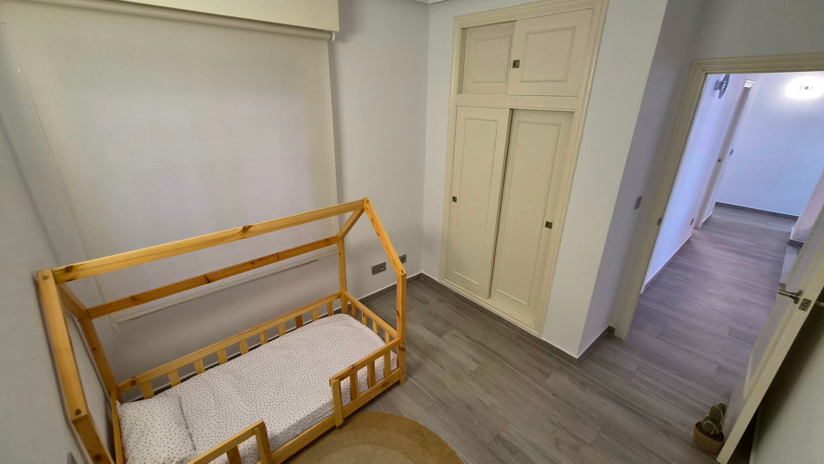 For sale - 3 Bedroom 2 Bathroom Apartment - Middle Floor Apartment in Torrevieja - Torrevieja Centro  - Alicante