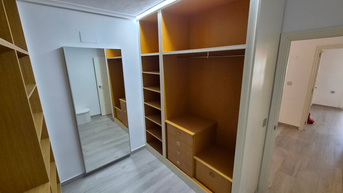 For sale - 3 Bedroom 2 Bathroom Apartment - Middle Floor Apartment in Torrevieja - Torrevieja Centro  - Alicante