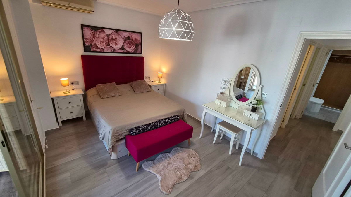 For sale - 3 Bedroom 2 Bathroom Apartment - Middle Floor Apartment in Torrevieja - Torrevieja Centro  - Alicante