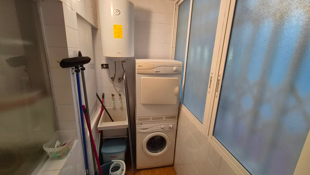 For sale - 3 Bedroom 2 Bathroom Apartment - Middle Floor Apartment in Torrevieja - Torrevieja Centro  - Alicante