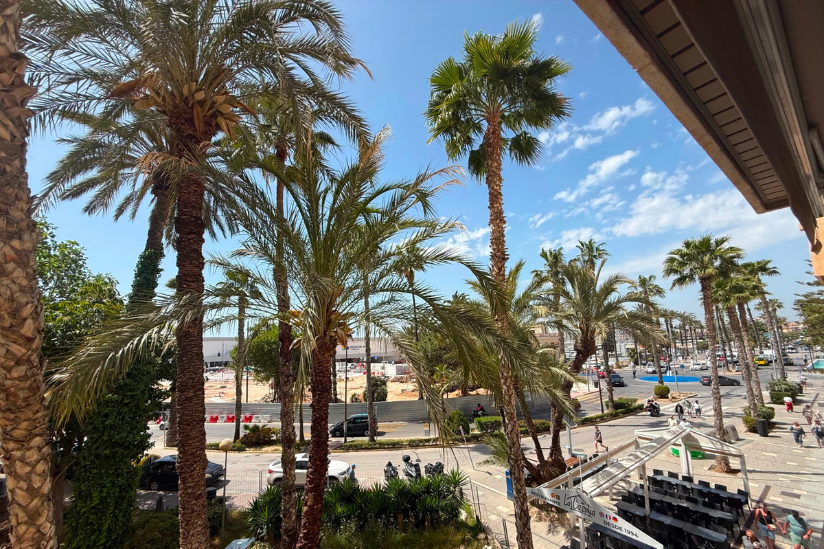 For sale - 3 Bedroom 2 Bathroom Apartment - Middle Floor Apartment in Torrevieja - Torrevieja Centro  - Alicante