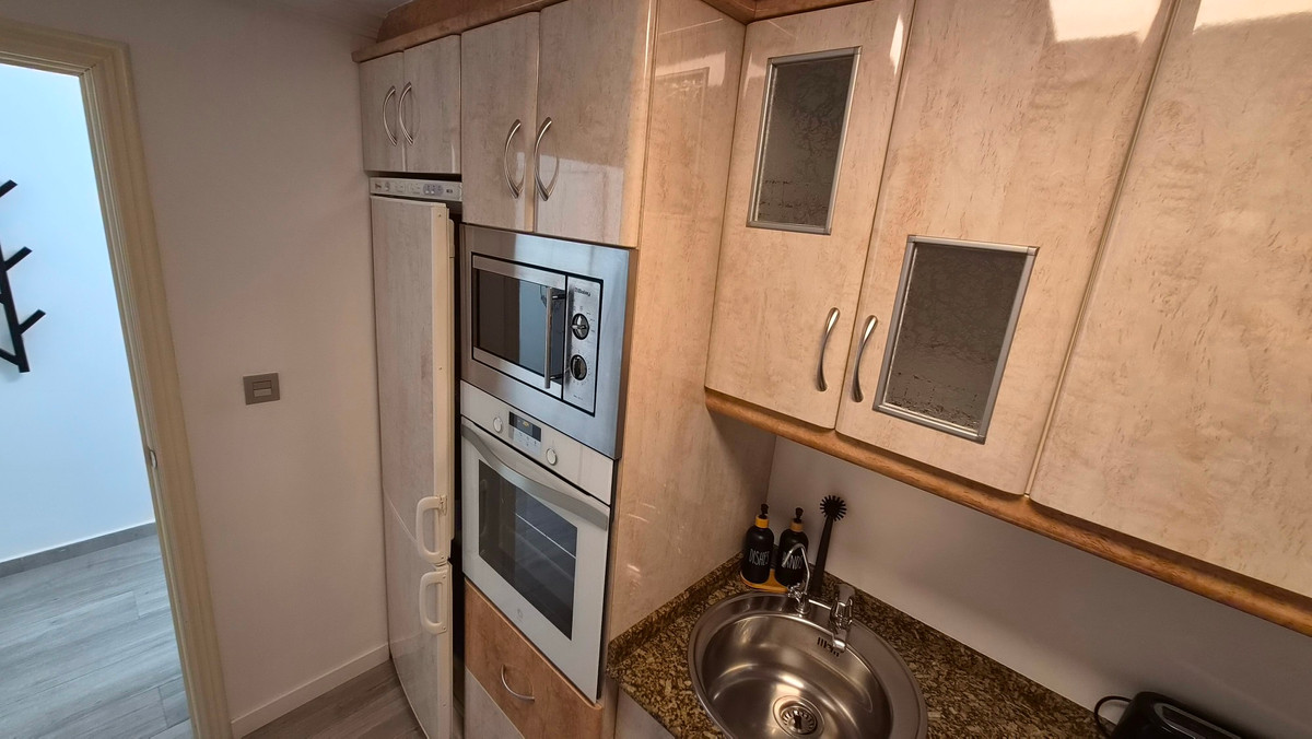 For sale - 3 Bedroom 2 Bathroom Apartment - Middle Floor Apartment in Torrevieja - Torrevieja Centro  - Alicante