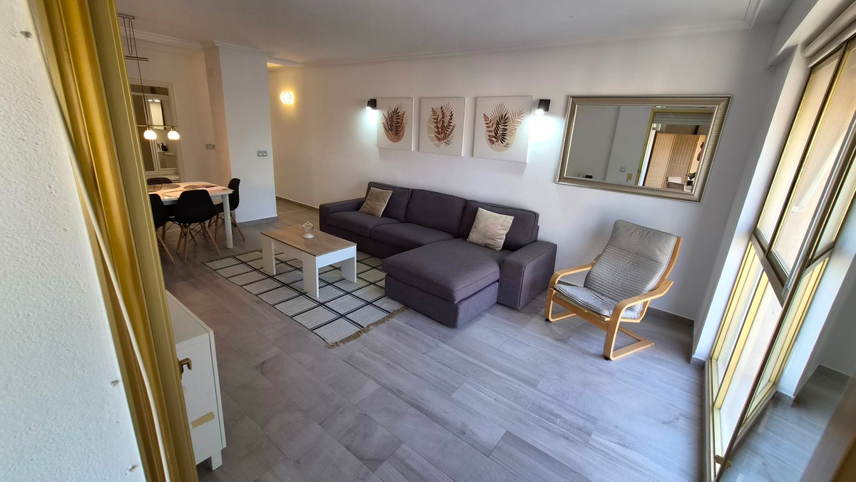 For sale - 3 Bedroom 2 Bathroom Apartment - Middle Floor Apartment in Torrevieja - Torrevieja Centro  - Alicante