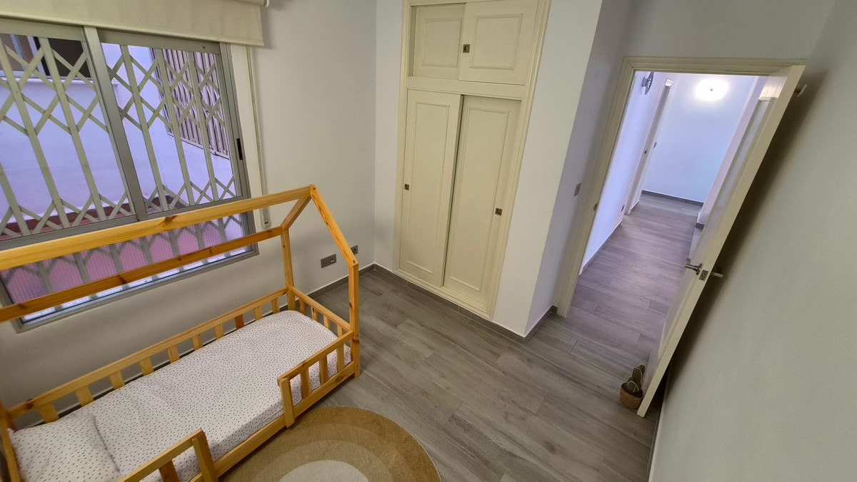 For sale - 3 Bedroom 2 Bathroom Apartment - Middle Floor Apartment in Torrevieja - Torrevieja Centro  - Alicante