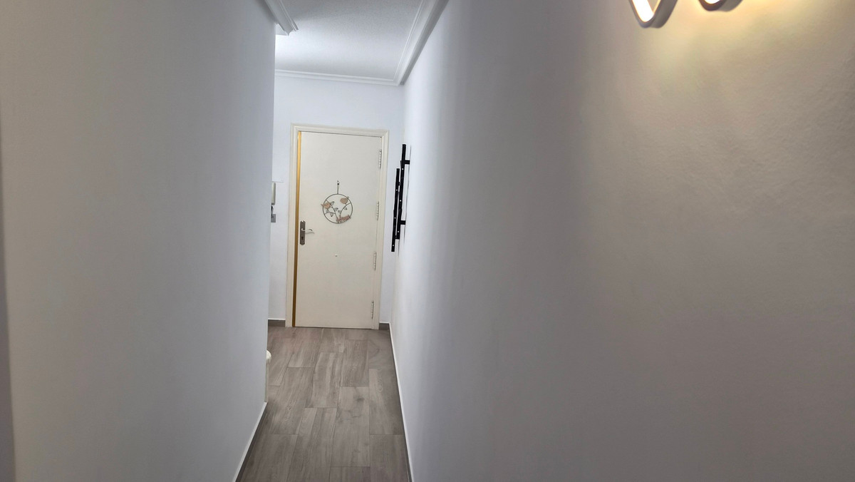 For sale - 3 Bedroom 2 Bathroom Apartment - Middle Floor Apartment in Torrevieja - Torrevieja Centro  - Alicante