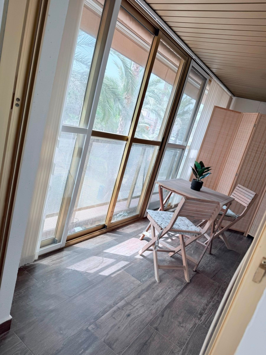 For sale - 3 Bedroom 2 Bathroom Apartment - Middle Floor Apartment in Torrevieja - Torrevieja Centro  - Alicante