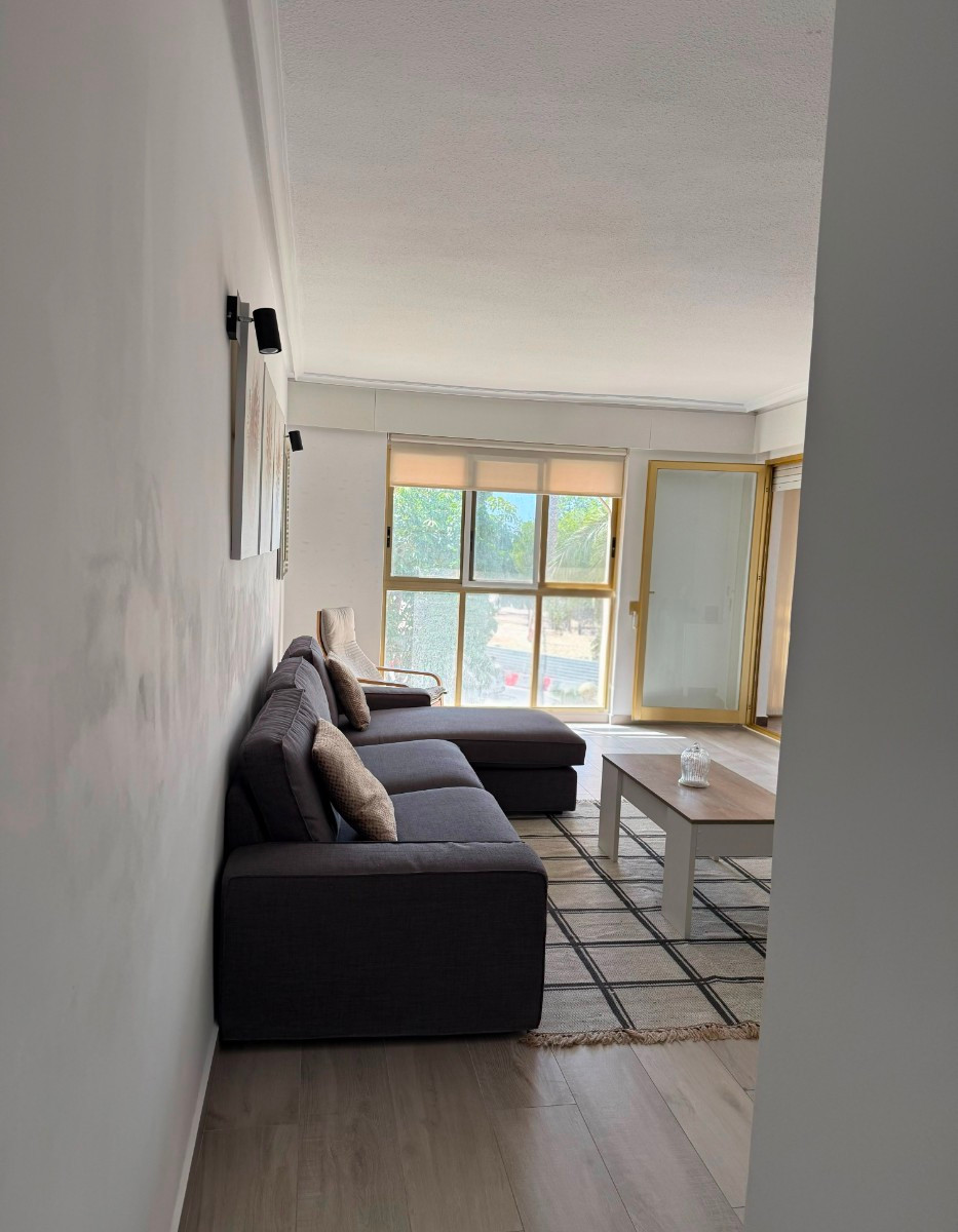 For sale - 3 Bedroom 2 Bathroom Apartment - Middle Floor Apartment in Torrevieja - Torrevieja Centro  - Alicante