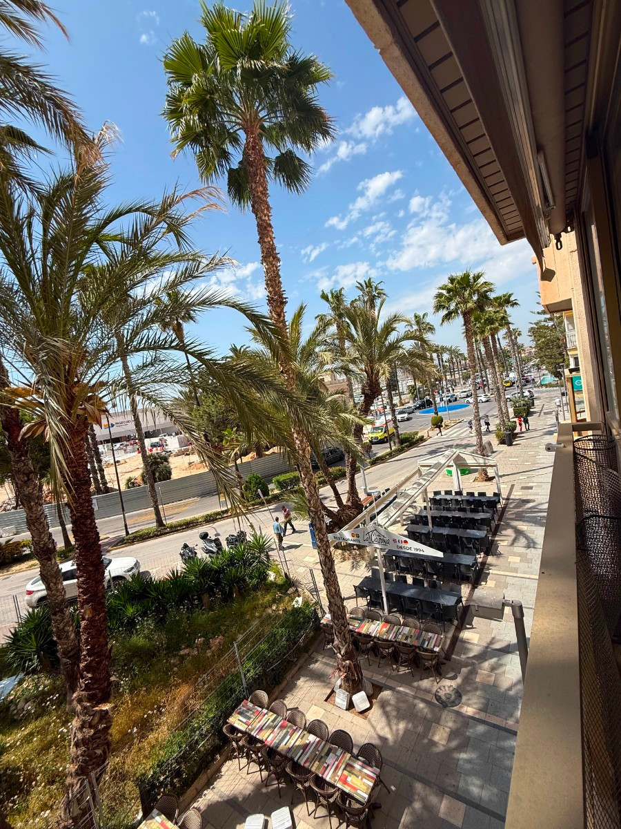 For sale - 3 Bedroom 2 Bathroom Apartment - Middle Floor Apartment in Torrevieja - Torrevieja Centro  - Alicante