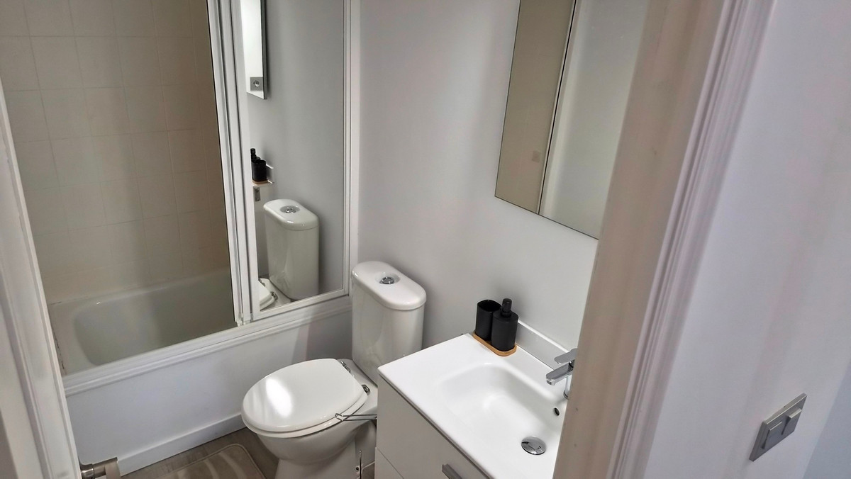 For sale - 3 Bedroom 2 Bathroom Apartment - Middle Floor Apartment in Torrevieja - Torrevieja Centro  - Alicante