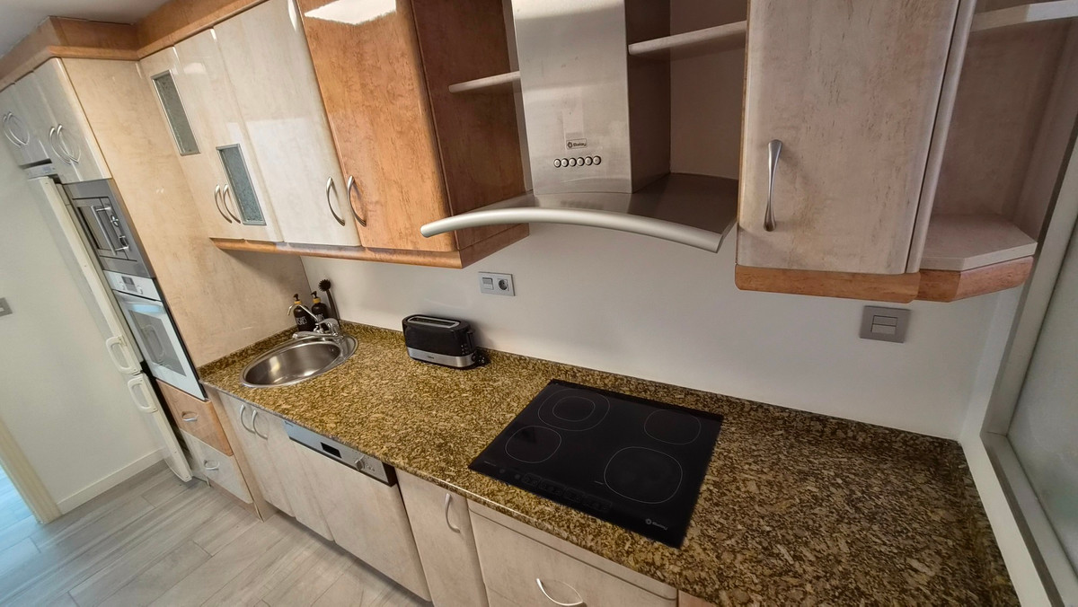 For sale - 3 Bedroom 2 Bathroom Apartment - Middle Floor Apartment in Torrevieja - Torrevieja Centro  - Alicante