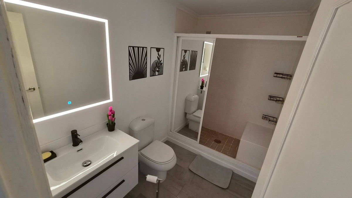 For sale - 3 Bedroom 2 Bathroom Apartment - Middle Floor Apartment in Torrevieja - Torrevieja Centro  - Alicante