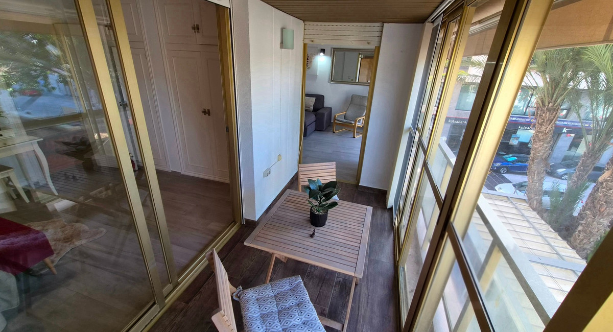 For sale - 3 Bedroom 2 Bathroom Apartment - Middle Floor Apartment in Torrevieja - Torrevieja Centro  - Alicante