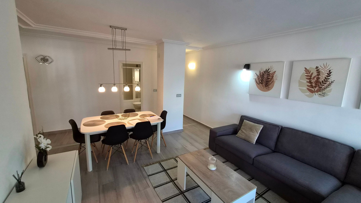 For sale - 3 Bedroom 2 Bathroom Apartment - Middle Floor Apartment in Torrevieja - Torrevieja Centro  - Alicante
