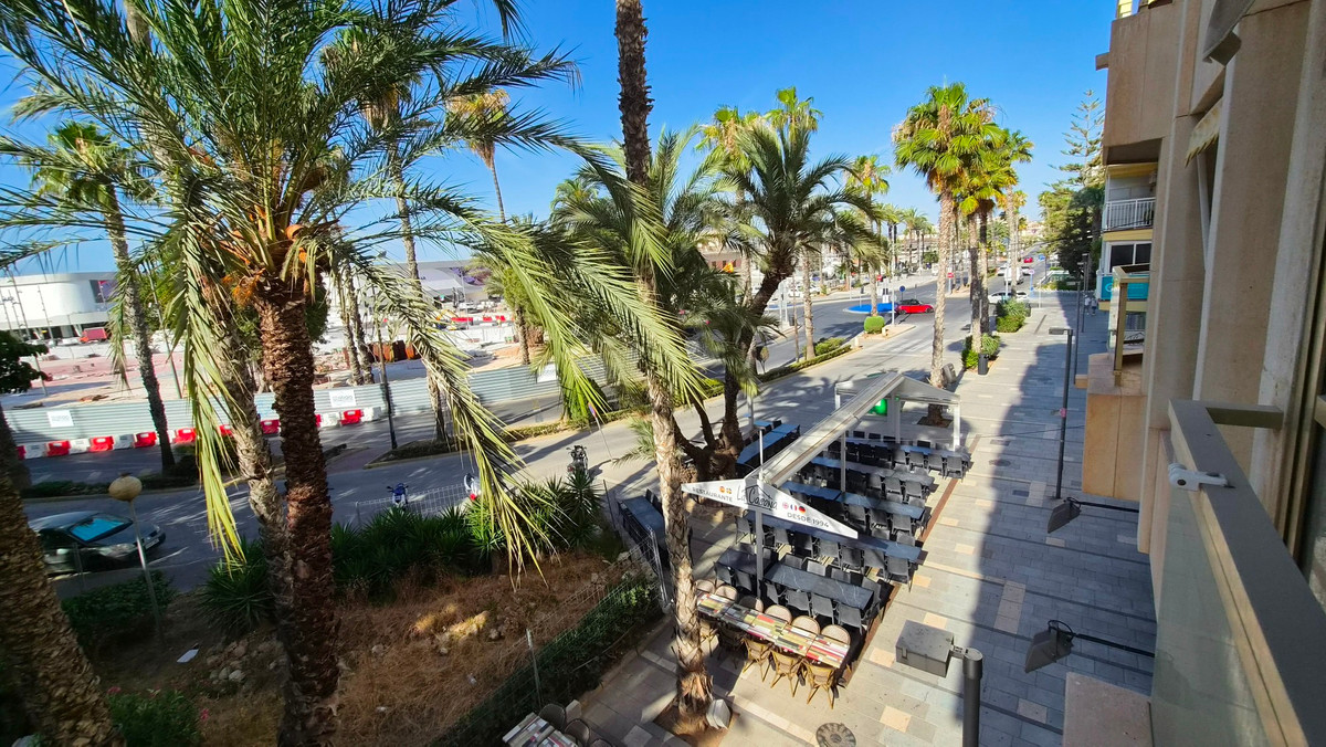 For sale - 3 Bedroom 2 Bathroom Apartment - Middle Floor Apartment in Torrevieja - Torrevieja Centro  - Alicante