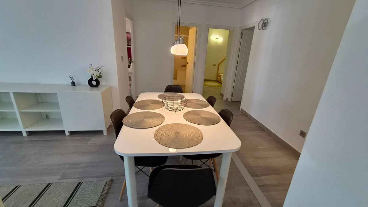 For sale - 3 Bedroom 2 Bathroom Apartment - Middle Floor Apartment in Torrevieja - Torrevieja Centro  - Alicante