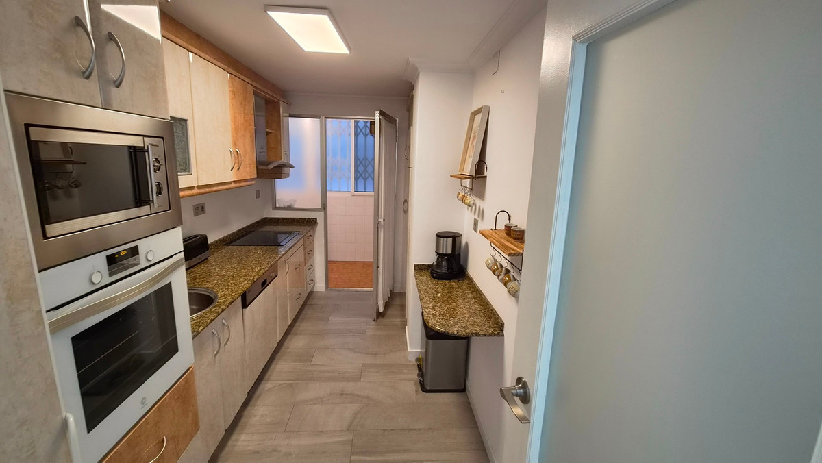 For sale - 3 Bedroom 2 Bathroom Apartment - Middle Floor Apartment in Torrevieja - Torrevieja Centro  - Alicante