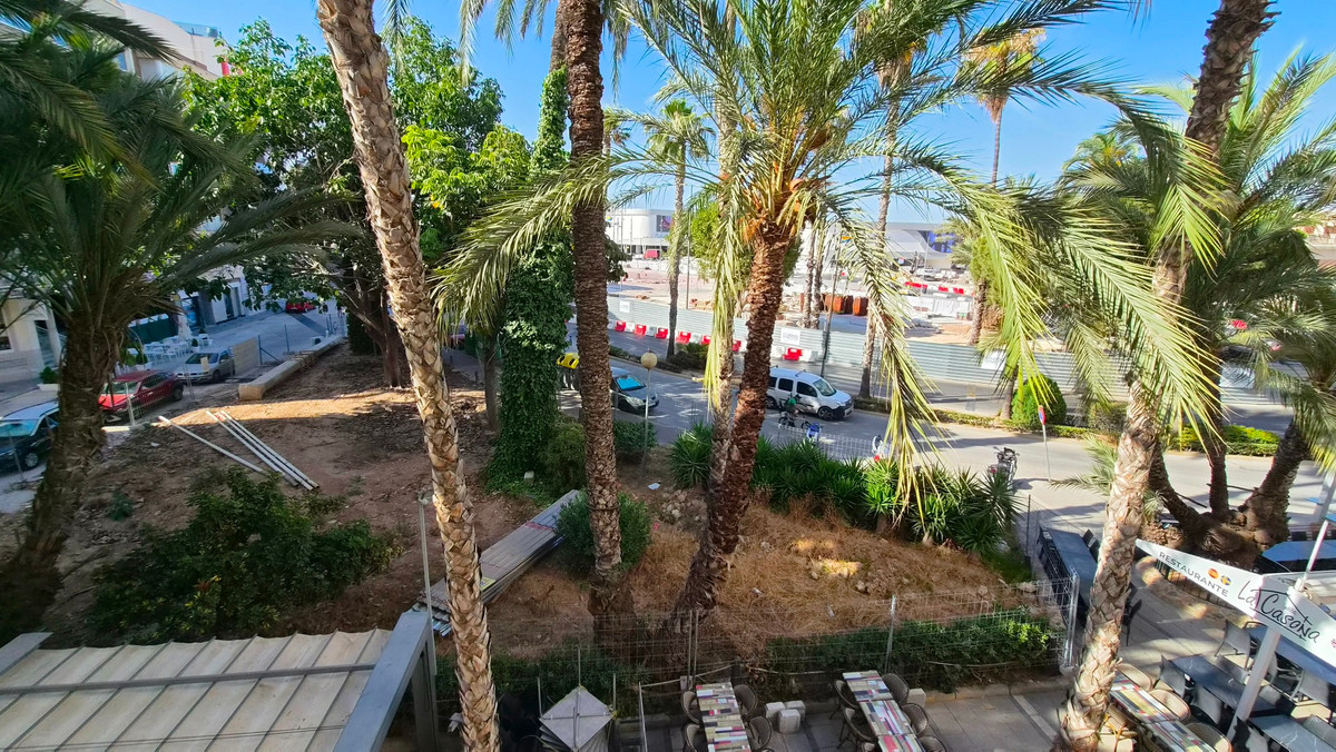 For sale - 3 Bedroom 2 Bathroom Apartment - Middle Floor Apartment in Torrevieja - Torrevieja Centro  - Alicante