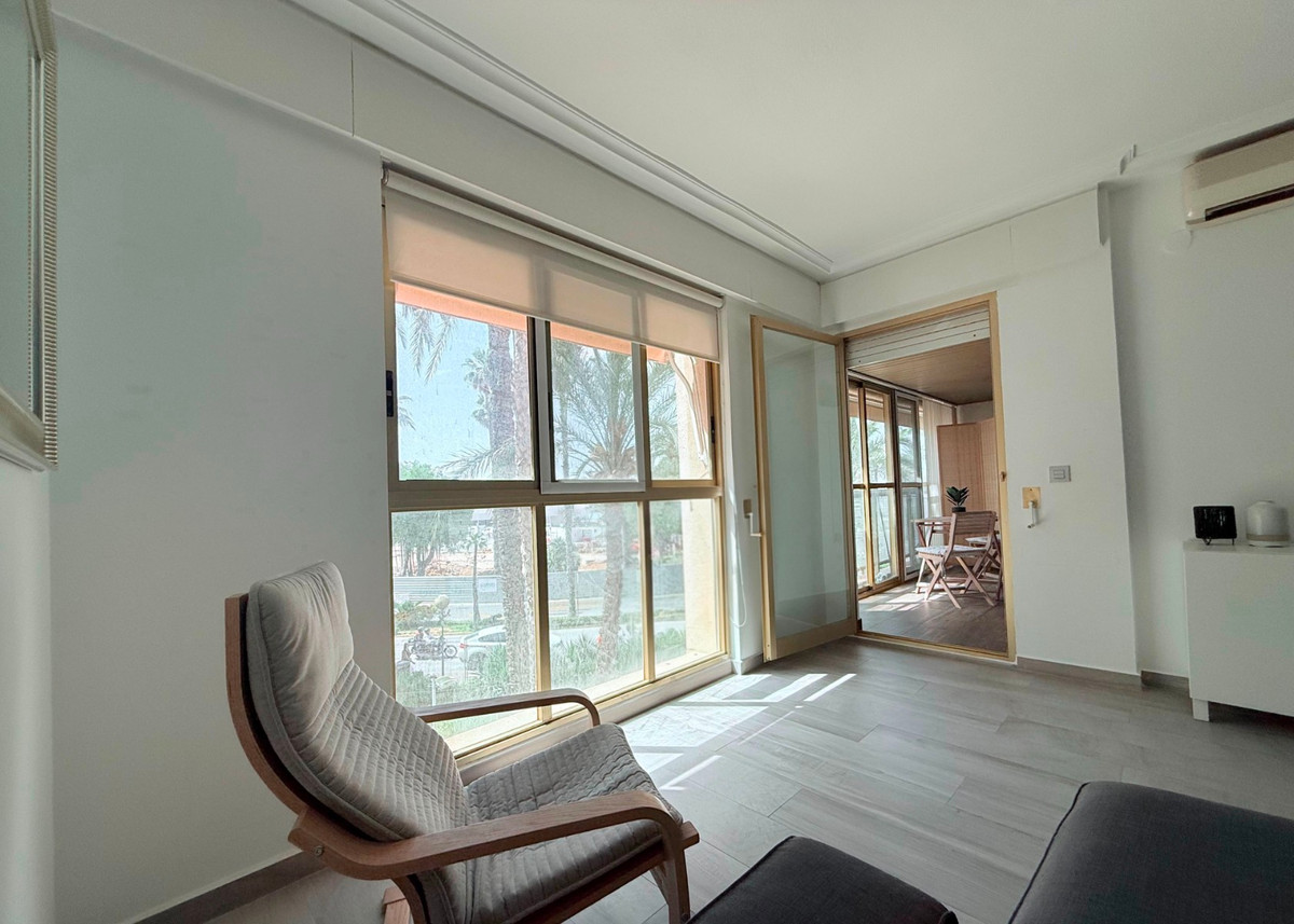 For sale - 3 Bedroom 2 Bathroom Apartment - Middle Floor Apartment in Torrevieja - Torrevieja Centro  - Alicante