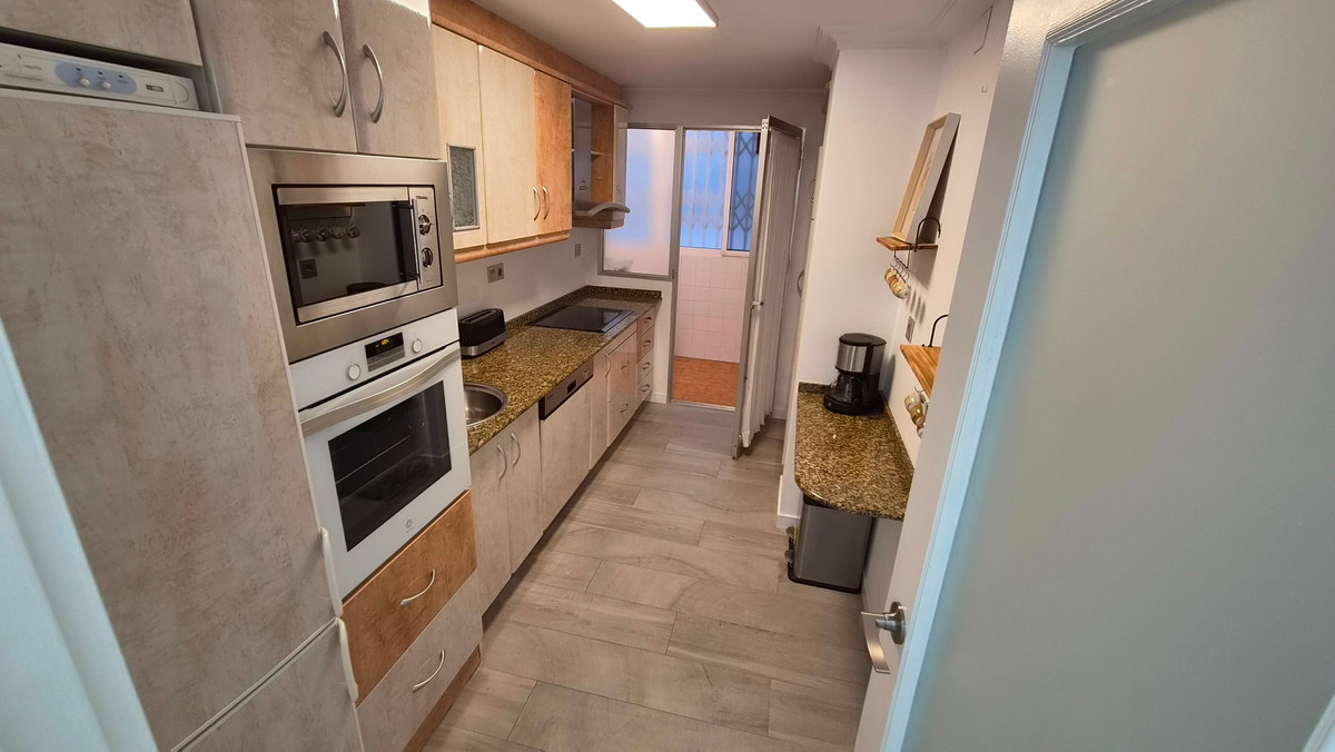 For sale - 3 Bedroom 2 Bathroom Apartment - Middle Floor Apartment in Torrevieja - Torrevieja Centro  - Alicante