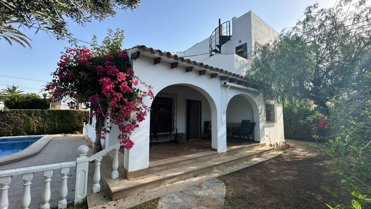 For sale - 4 Bedroom 2 Bathroom Detached Villa in Cabo Roig  - Cabo Roig  - Alicante