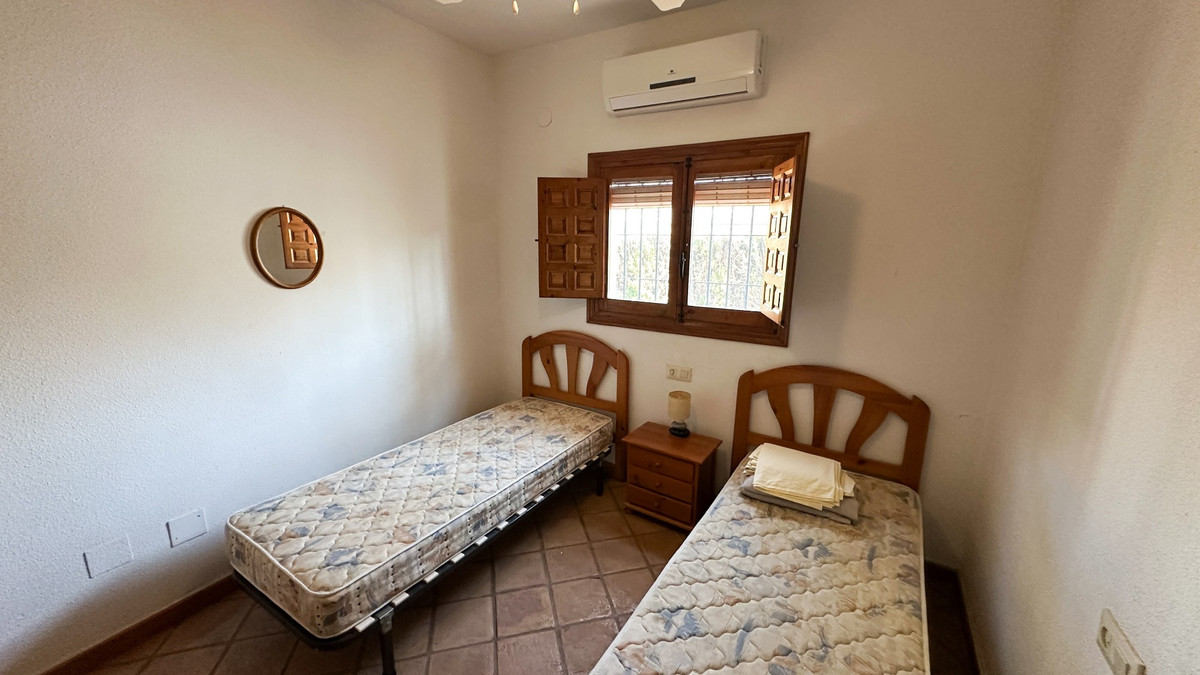 For sale - 4 Bedroom 2 Bathroom Detached Villa in Cabo Roig  - Cabo Roig  - Alicante