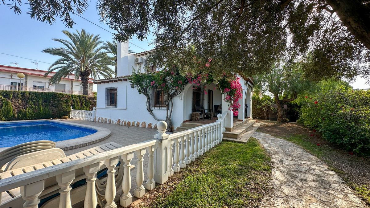 For sale - 4 Bedroom 2 Bathroom Detached Villa in Cabo Roig  - Cabo Roig  - Alicante
