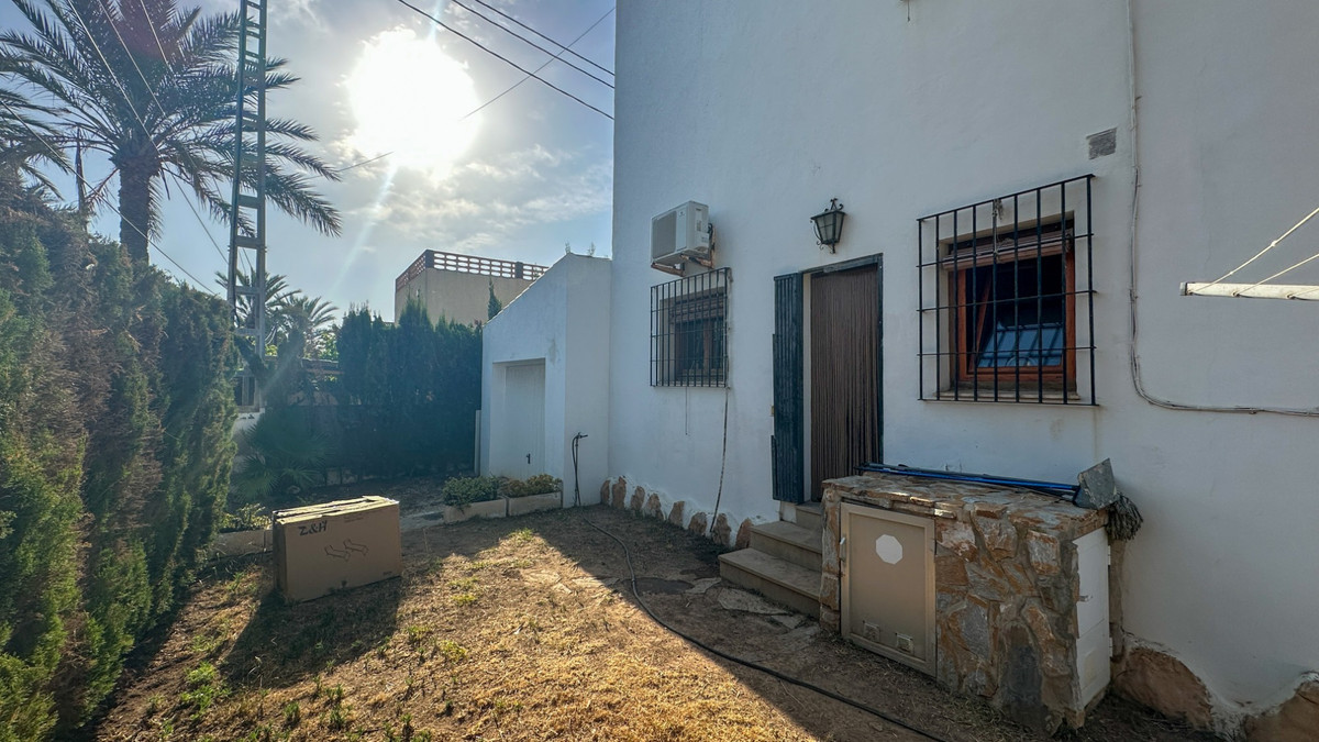 For sale - 4 Bedroom 2 Bathroom Detached Villa in Cabo Roig  - Cabo Roig  - Alicante