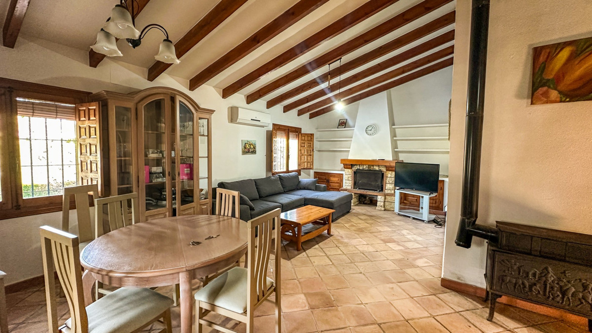 For sale - 4 Bedroom 2 Bathroom Detached Villa in Cabo Roig  - Cabo Roig  - Alicante