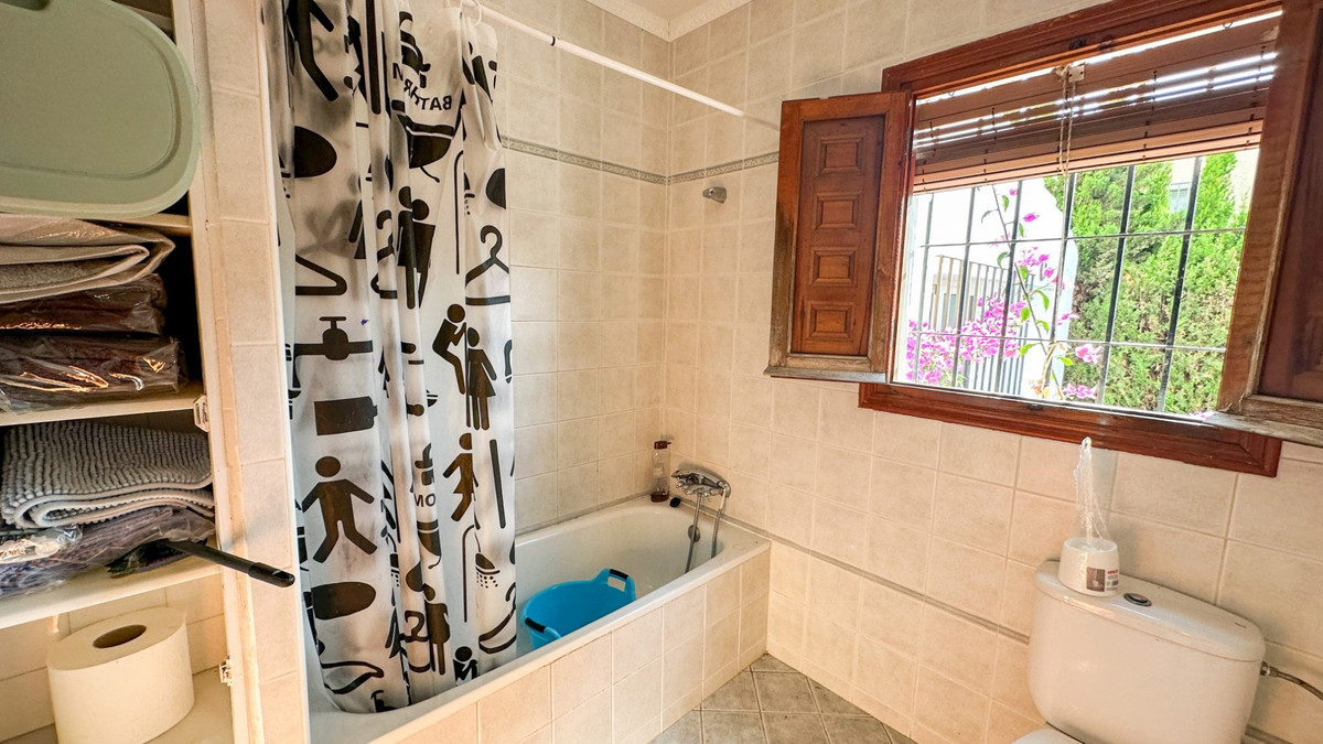 For sale - 4 Bedroom 2 Bathroom Detached Villa in Cabo Roig  - Cabo Roig  - Alicante