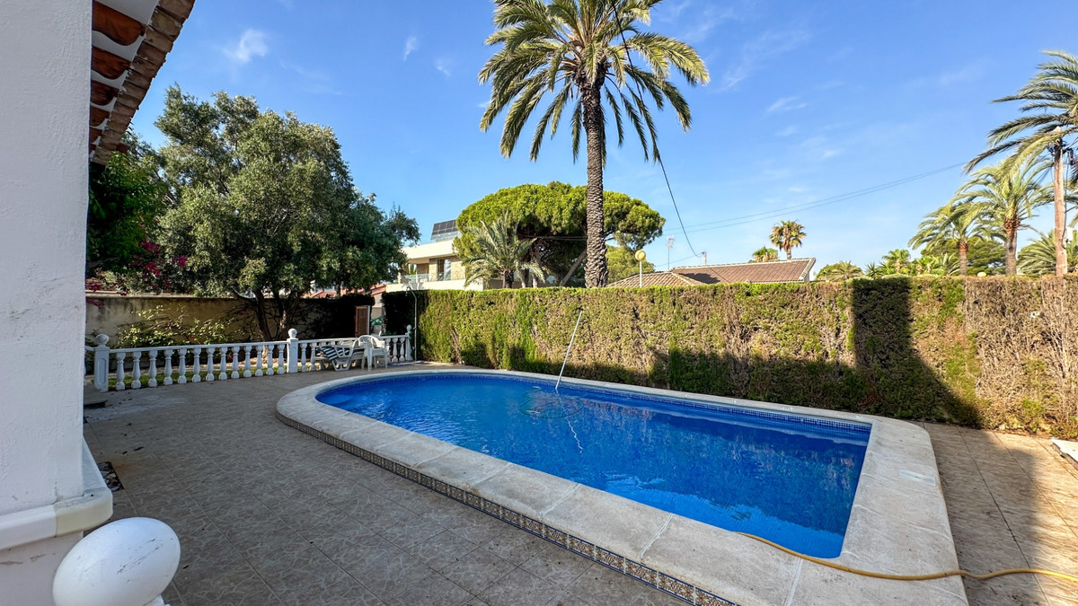 For sale - 4 Bedroom 2 Bathroom Detached Villa in Cabo Roig  - Cabo Roig  - Alicante