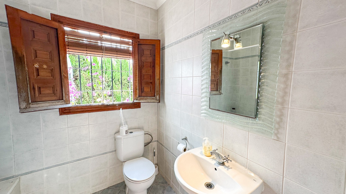 For sale - 4 Bedroom 2 Bathroom Detached Villa in Cabo Roig  - Cabo Roig  - Alicante