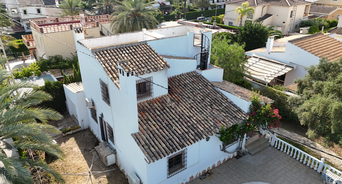 For sale - 4 Bedroom 2 Bathroom Detached Villa in Cabo Roig  - Cabo Roig  - Alicante