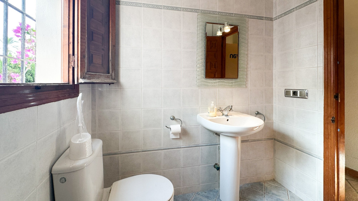 For sale - 4 Bedroom 2 Bathroom Detached Villa in Cabo Roig  - Cabo Roig  - Alicante