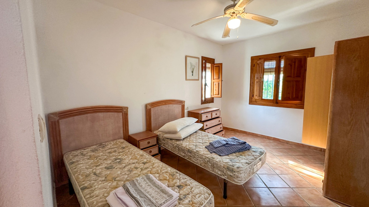 For sale - 4 Bedroom 2 Bathroom Detached Villa in Cabo Roig  - Cabo Roig  - Alicante
