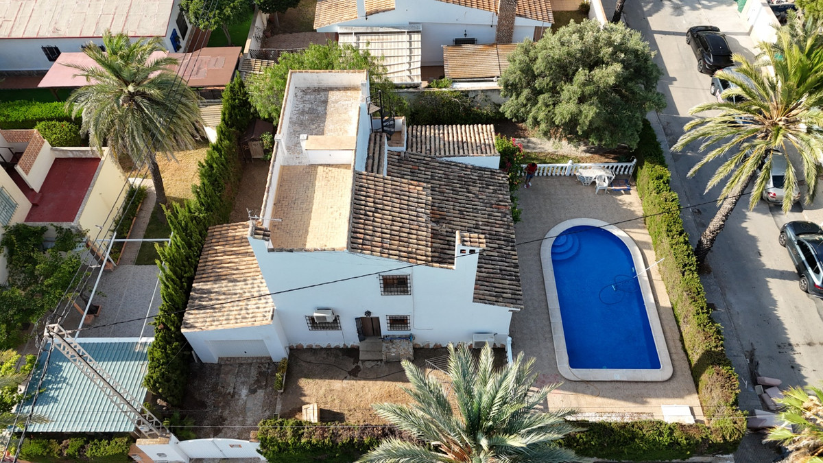 For sale - 4 Bedroom 2 Bathroom Detached Villa in Cabo Roig  - Cabo Roig  - Alicante