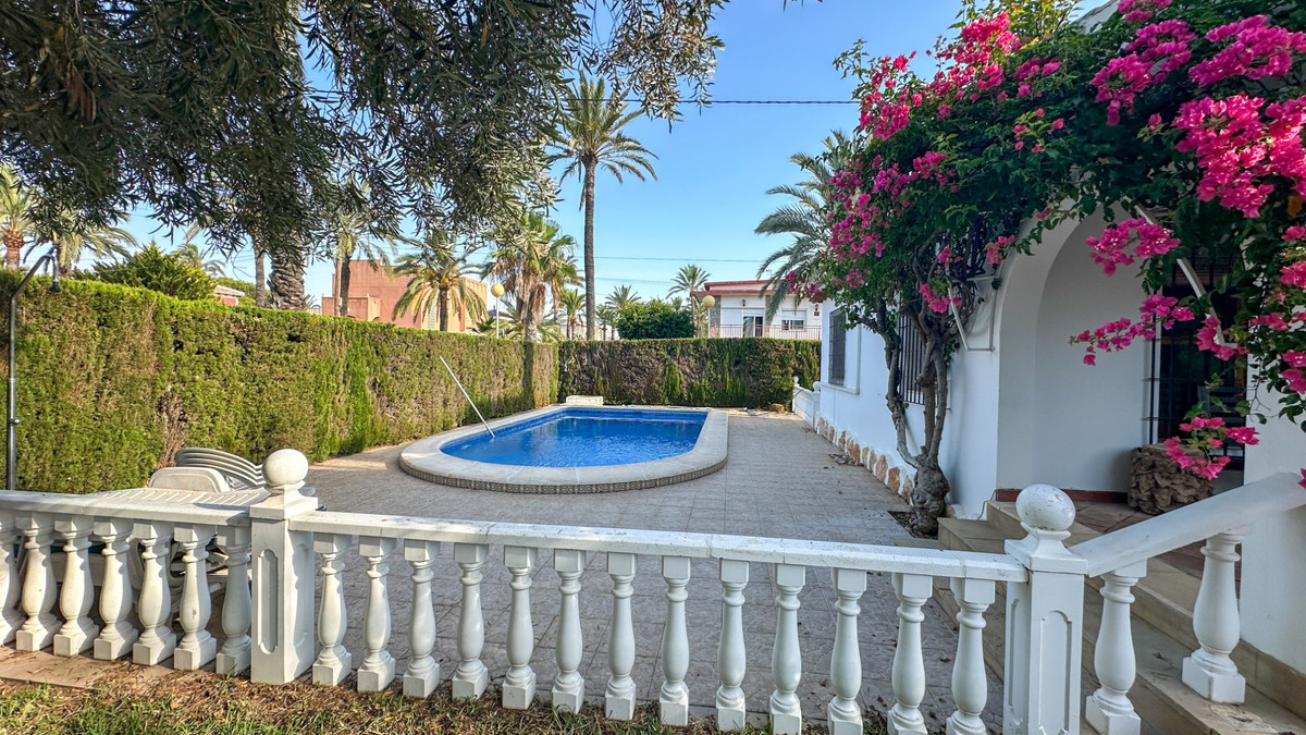 For sale - 4 Bedroom 2 Bathroom Detached Villa in Cabo Roig  - Cabo Roig  - Alicante