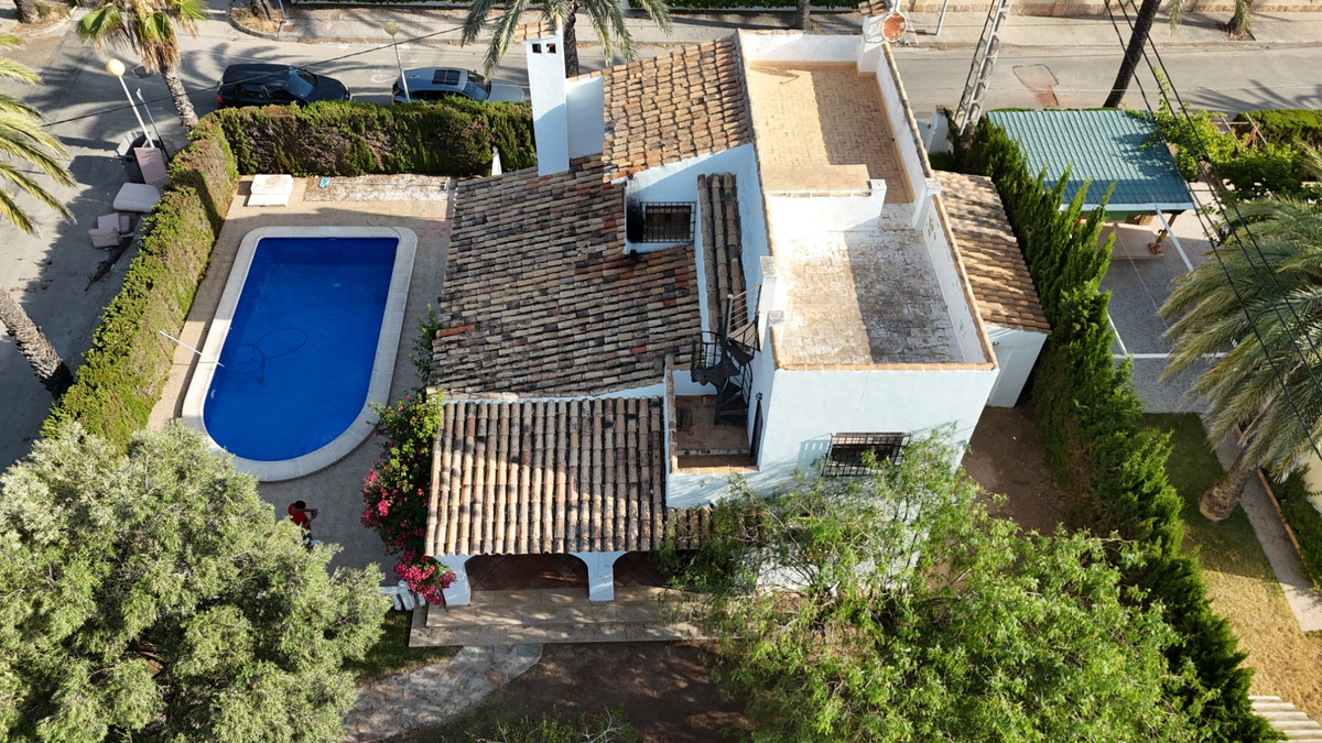 For sale - 4 Bedroom 2 Bathroom Detached Villa in Cabo Roig  - Cabo Roig  - Alicante