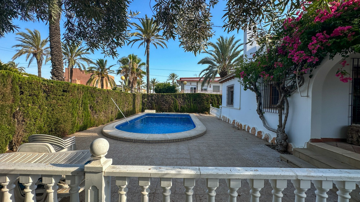 For sale - 4 Bedroom 2 Bathroom Detached Villa in Cabo Roig  - Cabo Roig  - Alicante