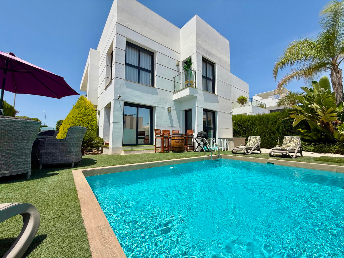 For sale - 4 Bedroom 4 Bathroom House - Detached Villa in Rojales - Ciudad Quesada  - Alicante