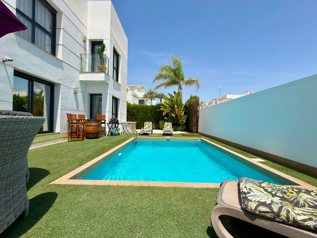 For sale - 4 Bedroom 4 Bathroom House - Detached Villa in Rojales - Ciudad Quesada  - Alicante
