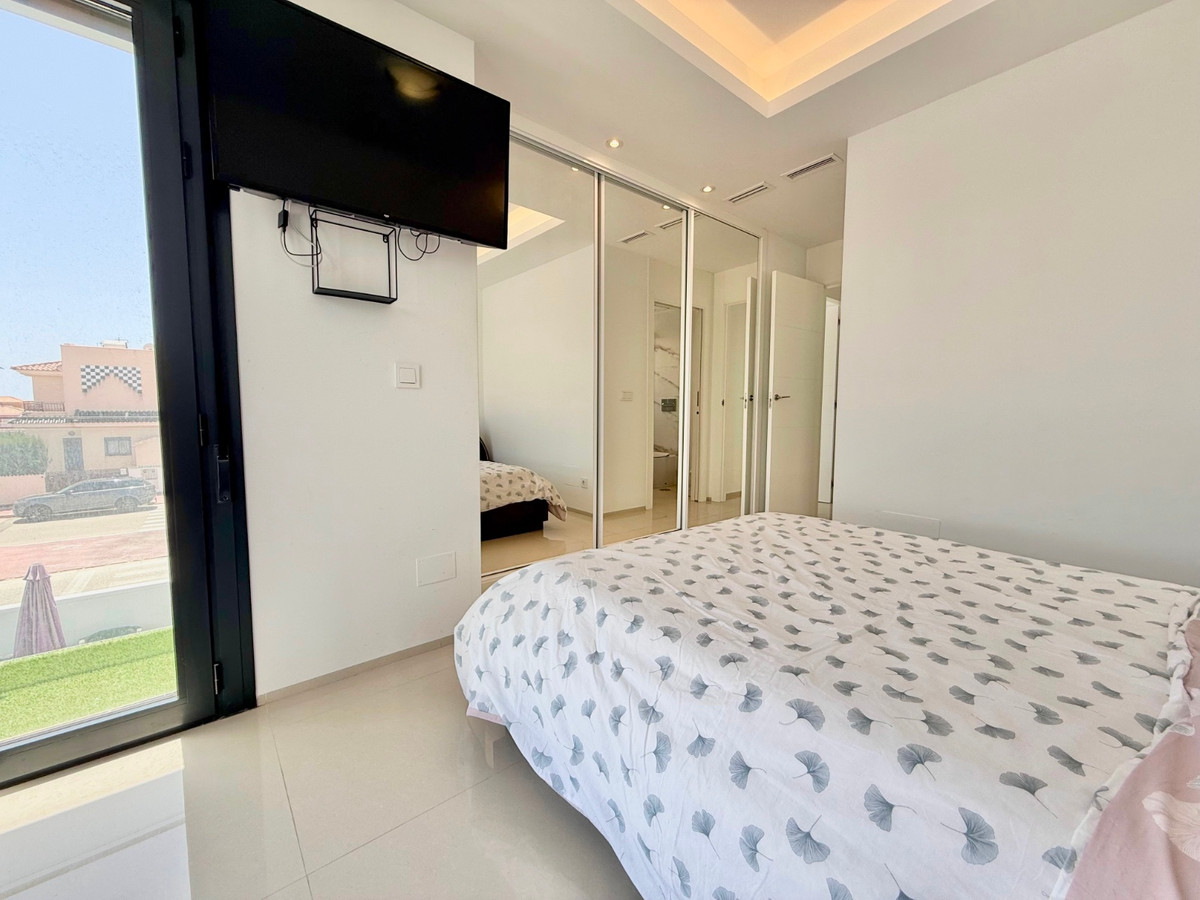 For sale - 4 Bedroom 4 Bathroom House - Detached Villa in Rojales - Ciudad Quesada  - Alicante